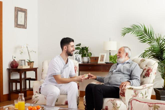 enfermero poniendo oxímetro a un señor mayor