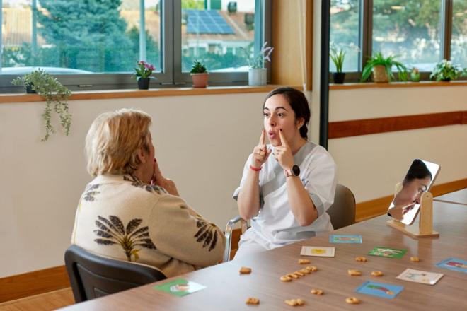 mujer realizando actividades con una trabajadora de residencia