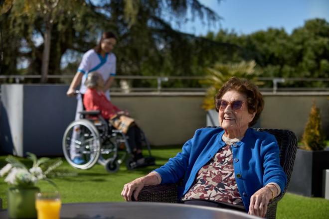 mujer mayor sentada en un jardín