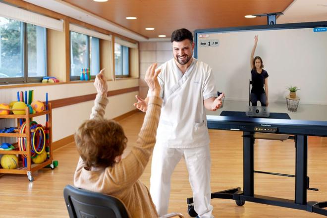 Mujer mayor haciendo ejercicio con un fisioterapeuta