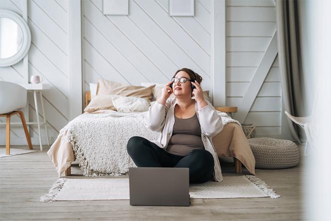 mujer sentada en el suelo con ordenador portátil