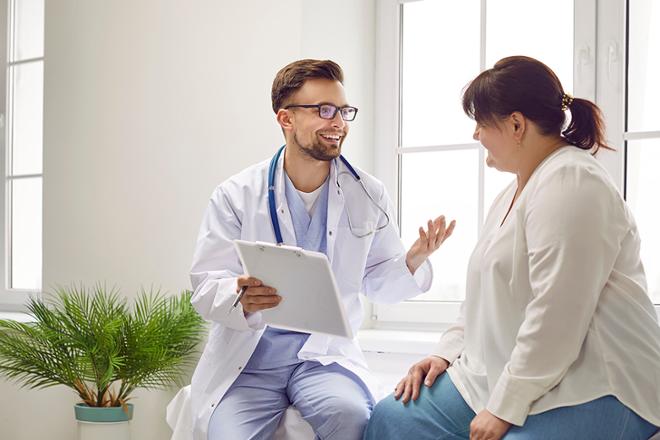 mujer hablando con médico