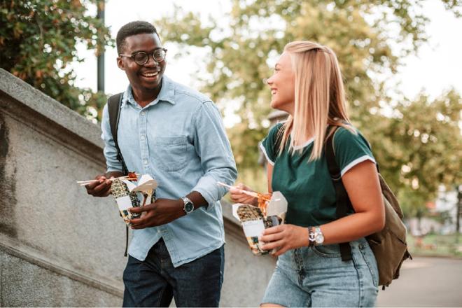 jóvenes comiendo comida china