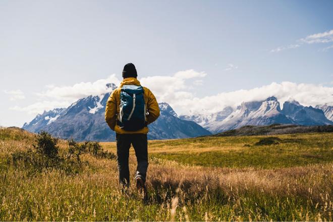 Persona haciendo una caminata