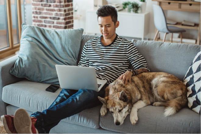 persona cerrando un portátil