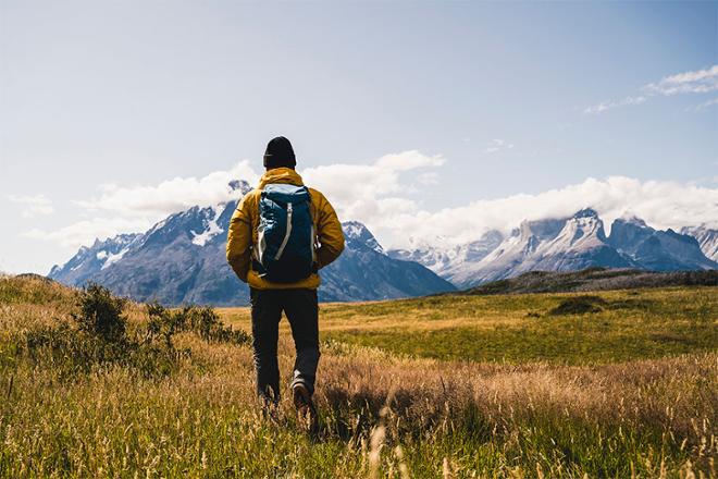 hombre dando un paseo en la naturaleza