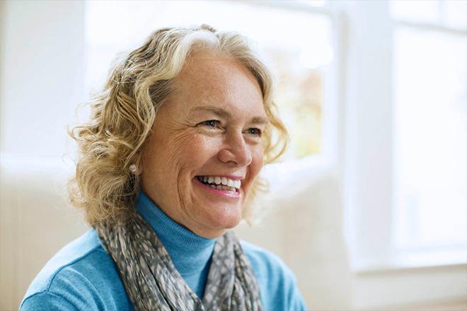 señora rubia sonriendo