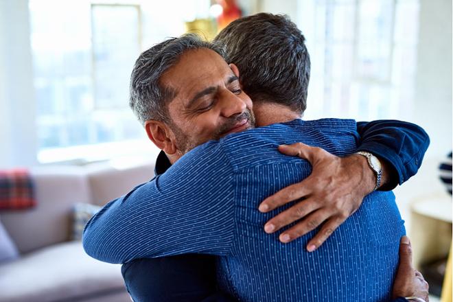 dos personas abrazándose