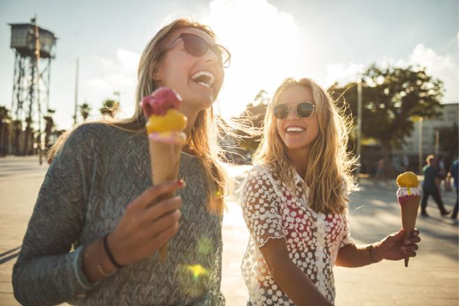 jóvenes comiendo un helado