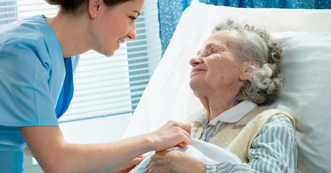 ¿Cómo realizar una correcta higiene de una persona en cama?