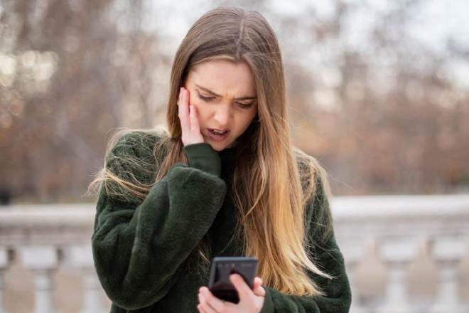 persona tapándose los oídos