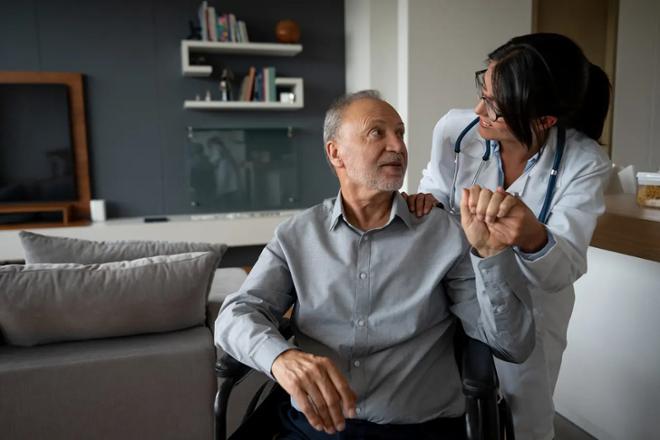 hombre en silla de ruedas