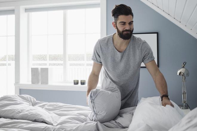 hombre levantándose de la cama