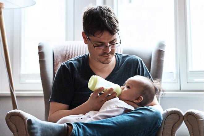 bebé tomando el biberón