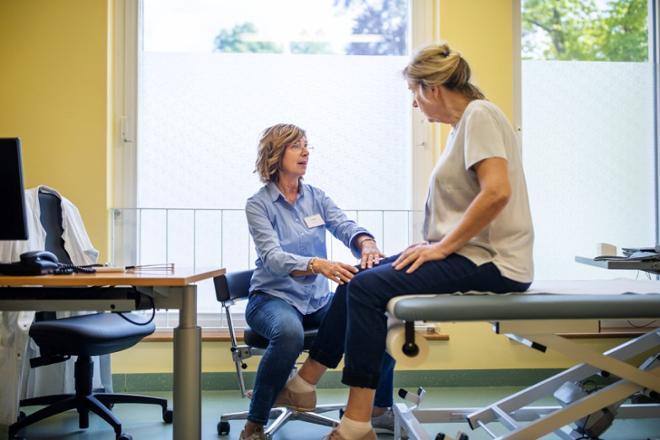 Persona mayor en consulta con doctora