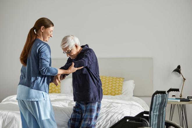 Cómo levantar a una persona mayor de la cama de forma segura