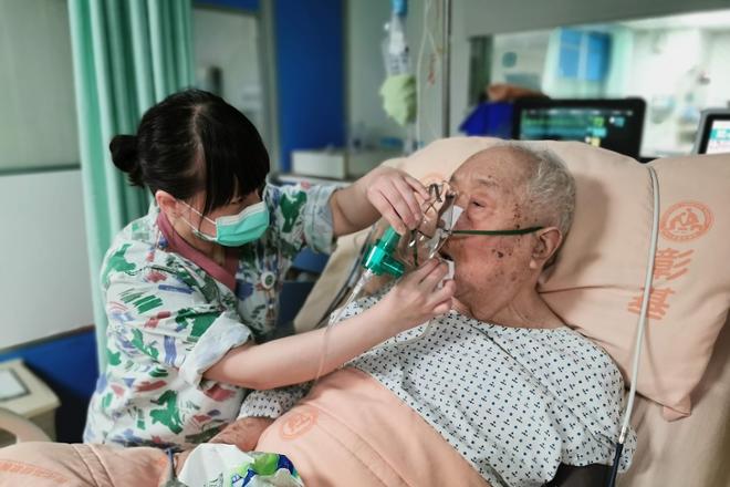 Líquido en los pulmones en personas mayores