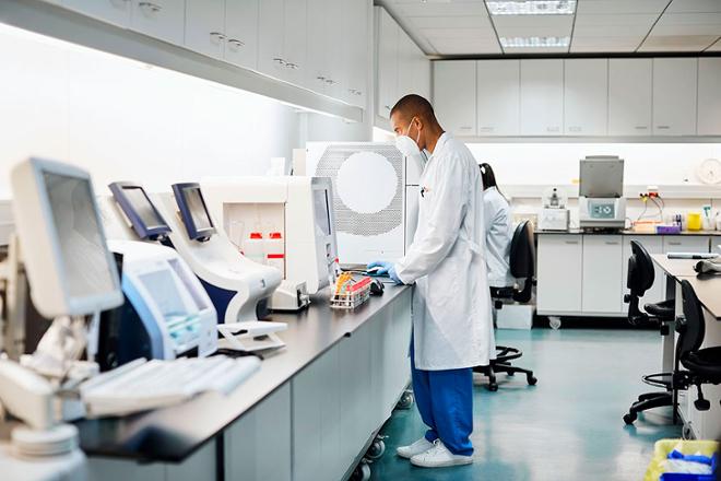 hombre trabajando en un laboratorio