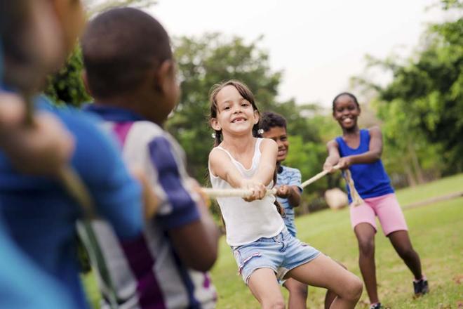 Niños jugando al aire libre