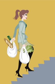 Mujer subiendo las escaleras cargando con las bolsas de la compra