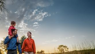 pareja joven viendo amanecer en un río