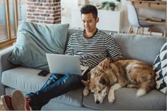 persona cerrando un portátil