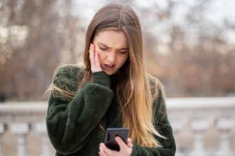 persona tapándose los oídos