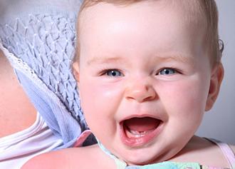 síntoma de la salida de los dientes del bebé