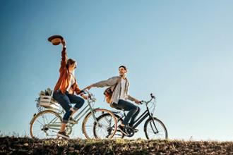 pareja joven montando en bicicleta