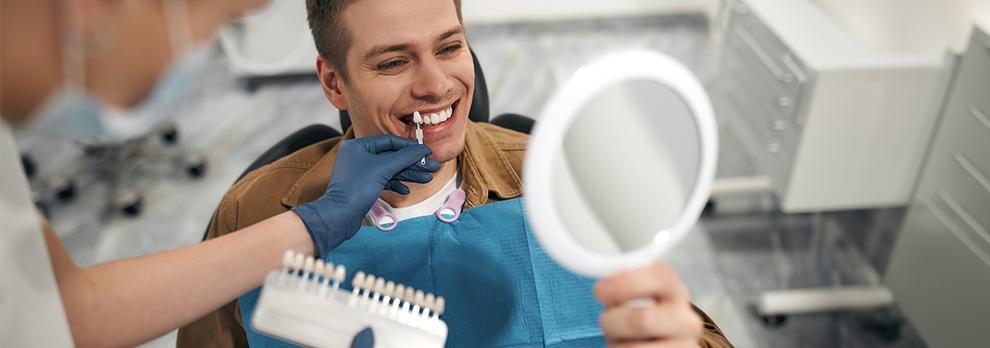 dentista probando carillas