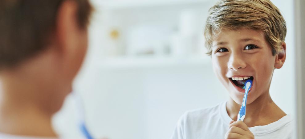 niño cepillándose los dientes