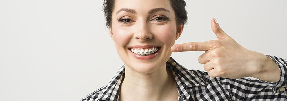 mujer con ortodoncia brackets