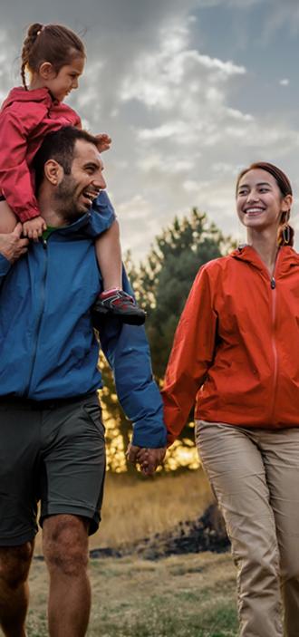 pareja joven viendo amanecer en un río
