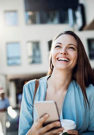 chica joven sonriendo