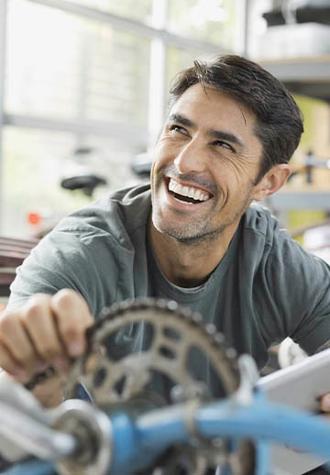 chico joven sonriendo