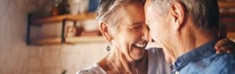 pareja mayor sonriendo