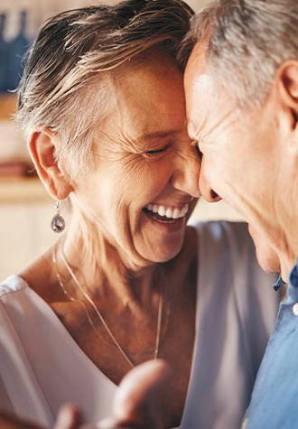 pareja mayor sonriendo