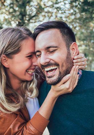 pareja joven sonriendo