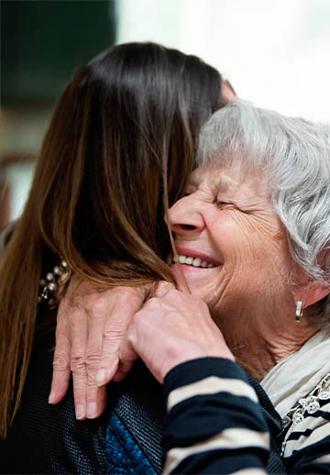 mujer mayor sonriendo