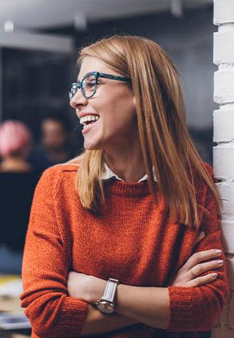mujer joven sonriendo