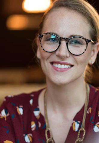 mujer joven sonriendo