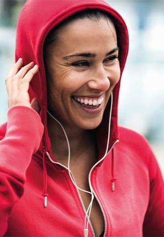 mujer joven sonriendo
