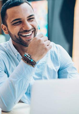 hombre joven sonriendo