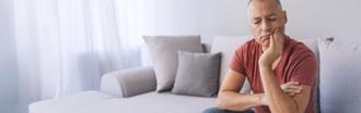 Hombre con molestias en los dientes por sensibilidad dental