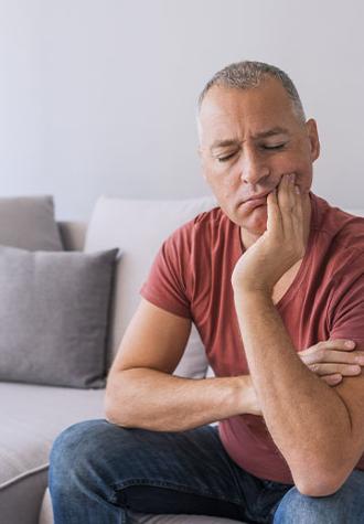 Hombre con molestias en los dientes por sensibilidad dental
