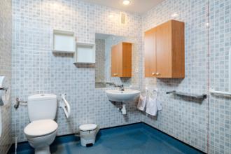 Residencia de mayores El Escorial baño