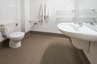 Residencia de mayores Girona bano