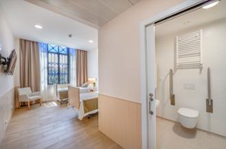 Residencia de mayores Rambla Catalunya baño habitación Premium