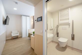 Residencia de mayores Rambla Catalunya baño habitación individual