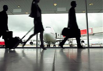 siluetas de personas circulando en el aeropuerto